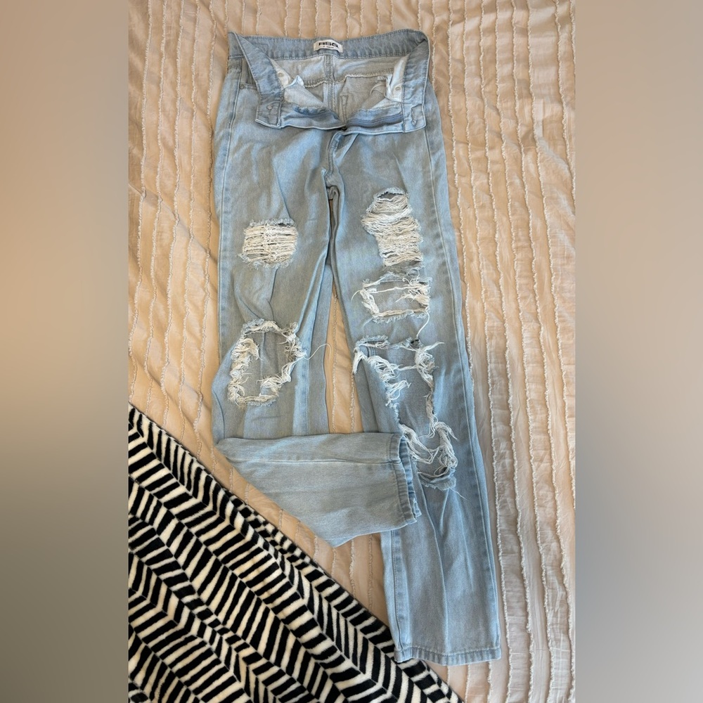 Baggy ripped light washed jeans (Tilly’s)